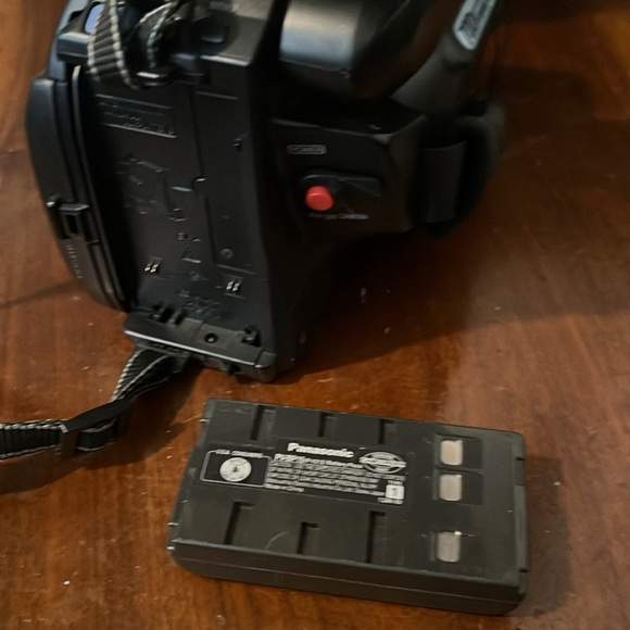 Quasar VM-L152 VHS-C Palmcorder - Picture 6 of 11